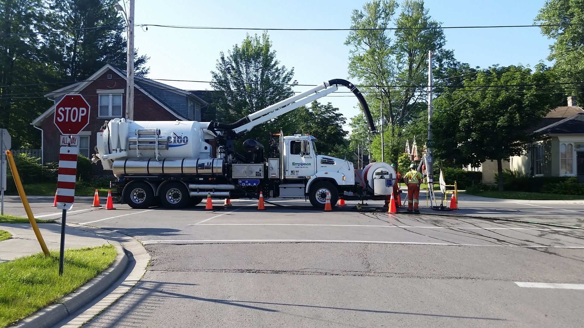 Sewer lining truck